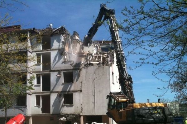 La démolition du premier immeuble a commencé en fin de matinée, mercredi. 