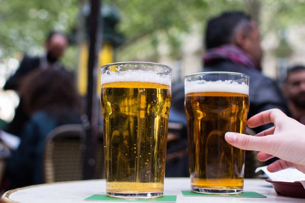 Les terrasses des cafés ont rouvert, attention de continuer à respecter les gestes barrières, le virus est toujours là, rappelle l'ARS