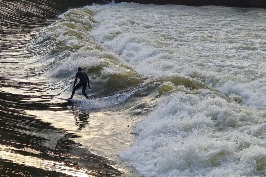 VIDÉO. De mystérieux individus surfent sur le Doubs à Besançon