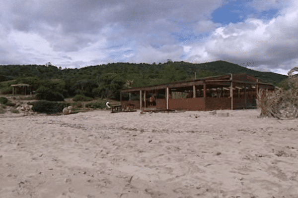 Une paillote en train d'être remontée sur la plage de Cala d'Orzu, en Corse-du-Sud, le 2 mai 2016.