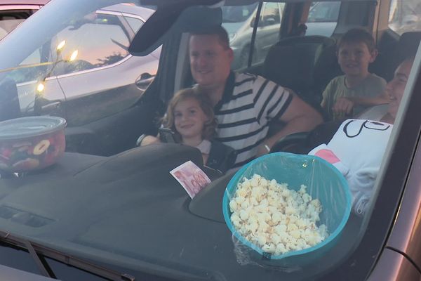 Le pop corn était de sortie dans les voitures qui ont assisté au cinéma drive-in sur le parking d'un supermarché de Bain-de-Bretagne, vendredi 13 septembre.