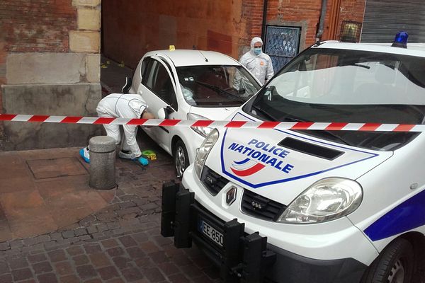 Le véhicule impliqué est toujours sur place. 