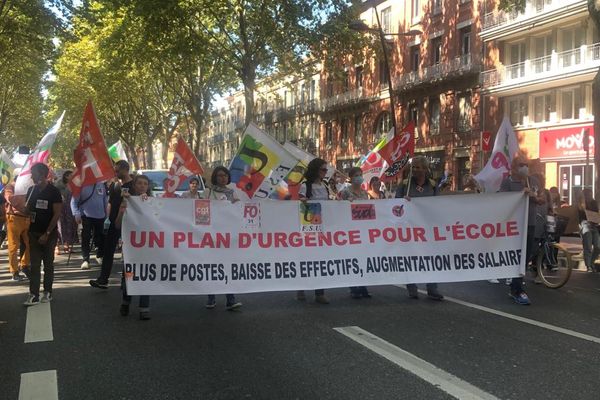 1200 personnes environ ont défilé dans les rues de Toulouse ce jeudi 23 septembre lors de la journée nationale de mobilisation des enseignants. 