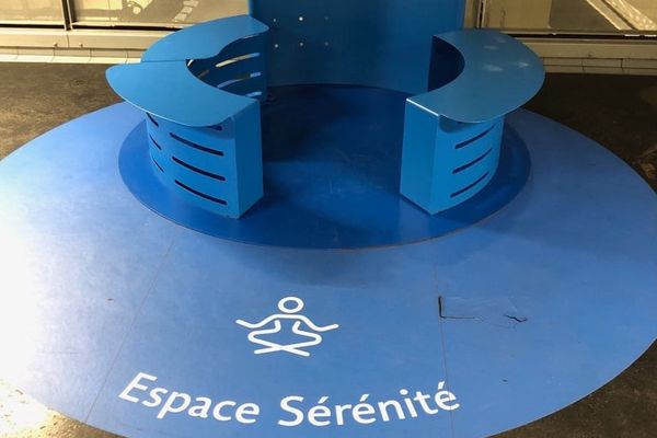 Le bleu est connu pour ses vertus apaisantes. Il a été utilisé dans le cadre du dispositif "ligne bleue" station Brotteaux à Lyon.