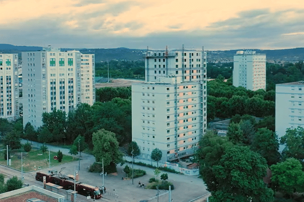 Une habitante de la banlieue de Clermont-Ferrand raconte le quotidien de son quartier populaire à travers un documentaire.