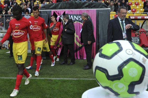 Hier soir symboliquement en solidarité avec les salariés du Mans FC pas payés depuis deux mois, les joueurs sont arrivés sur le terrain deux minutes après les Normands.