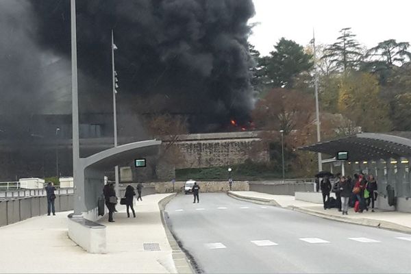 Un important incendie en cours au TAP de Poitiers