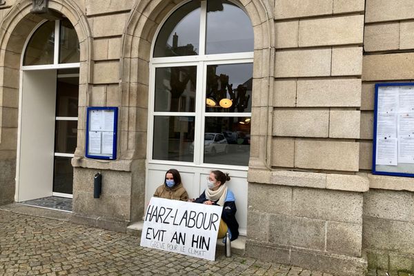 Gwennaig et Maiwenn devant la mairie de Carhaix, dans le Finistère