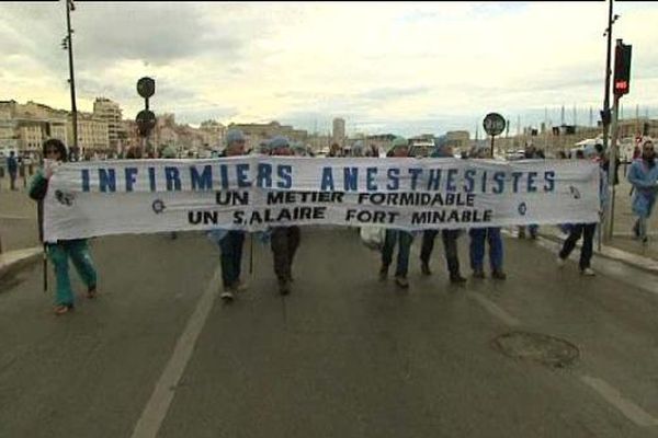 Manifestation sur le Vieux Port des infirmiers anesthésistes ce dimanche de primaire de la gauche.