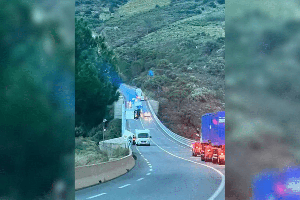 Un poids lourd s'est couché sur la route départementale 914 à Collioure dans les Pyrénées-Orientales.