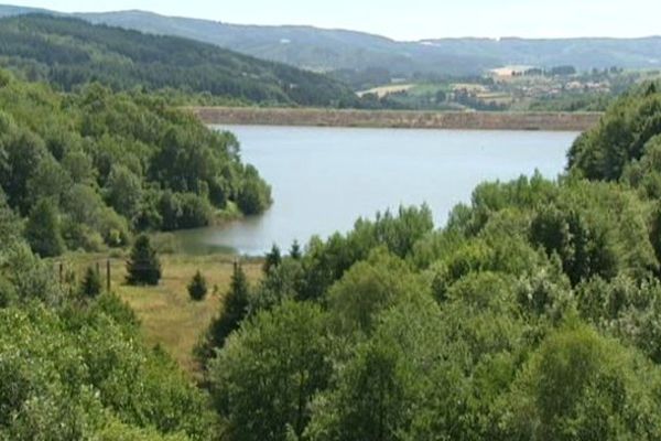 Fermée depuis juillet 1980, la mine ligérienne à ciel ouvert et ses galeries ont été recouvertes par un lac artificiel profond de deux mètres. Cette étendue d'eau servirait de protection contre les émanations radioactives des déchets d’exploitation.