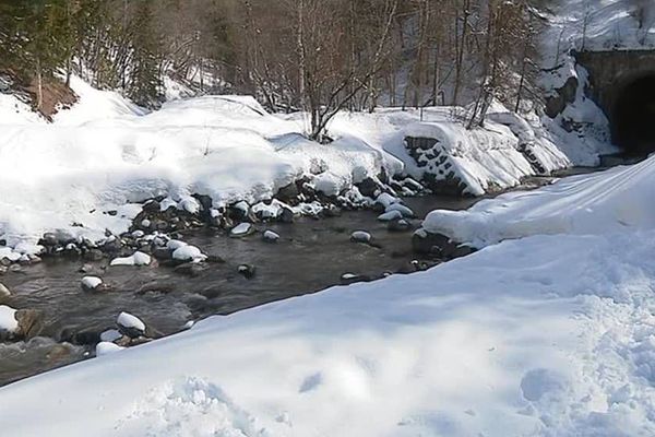 L'enfant avait été retrouvé dans le ruisseau inanimé et en état d'hypothermie par les pompiers.