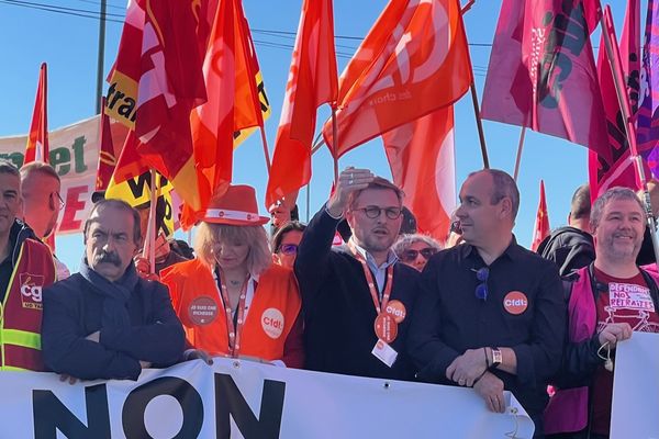 Philippe Martinez de la CGT (à gauche avec l'écharpe) et Laurent Bergent (à droite avec le badge CFDT et sans lunettes sur le nez) côte à côte le 16 février 2023 à Albi pour manifester contre la réforme des retraites.