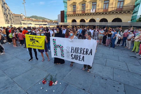 Une centaine de personnes se sont retrouvées place San Juan à Irun, pour dénoncer la noyade d'un migrant.