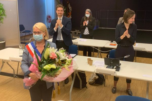 Michèle Lutz, dont on devine le sourire sous le masque, vient d'être réélue par le conseil municipal à la tête de Mulhouse