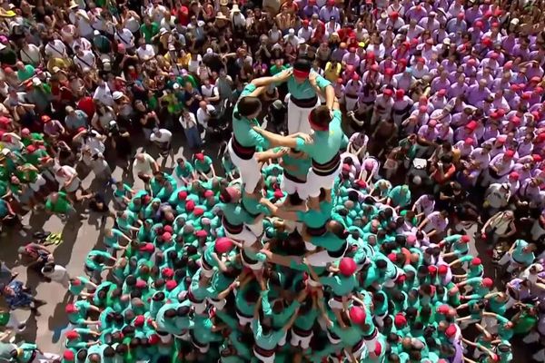 La "colla castellera", groupe de tours humaines, de Villafranca del Penedès lors de la Fête de la Saint Félix.