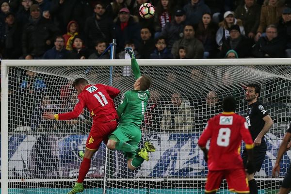 1/8 de finale de Coupe de France Quevilly - Guingamp. Le gardien guingampais Karl-Johan Johnsson écarte le ballon - 1er mars 2017