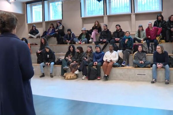 Dans le lycée autogéré, les assemblées générales ont lieu dans le gymnase