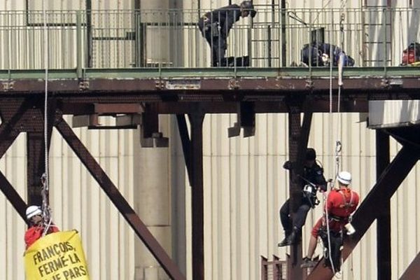 Intervention des forces de l'ordre. Ils interpellent les militants de Greenpeace suspendus aux installations de la centrale nucléaire du Tricastin