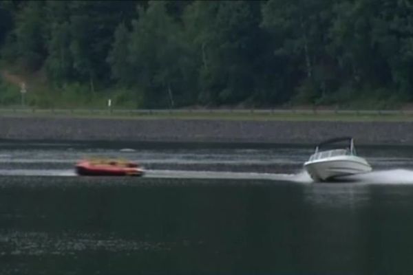 Le bateau tire une bouée géante.