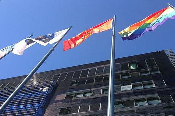 Montpellier - le drapeau arc-en-ciel au fronton de la mairie pour la journée internationale contre l'homophobie - 17 mai 2016.