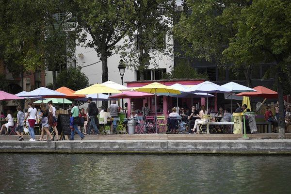 Une terrasse au bord du canal de l'Ourcq à Paris