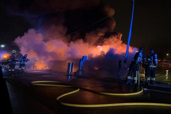 Un violent incendie s'est déclaré dans la soirée ce mercredi 1ᵉʳ mai dans le port de Saint-Laurent-du-Var dans les Alpes-Maritimes