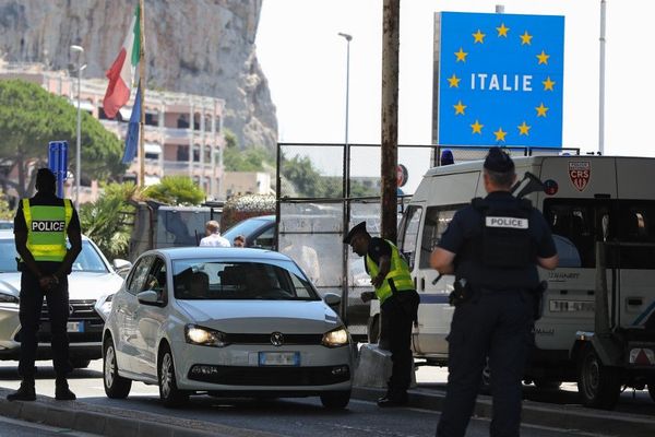 Les policiers français contrôlent les véhicules en provenance d'Italie à la frontière franco-italienne à Menton, 29 juin 2018.