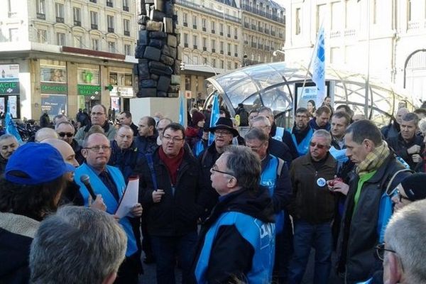 Des salariés d'Arc International à Paris ce samedi.