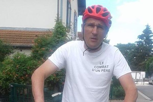 Francis Siedlewski est parti à vélo à Paris pour demander au Garde des Sceaux une mesure d'éloignement de son voisin accusé d'avoir agressé sa fille. 