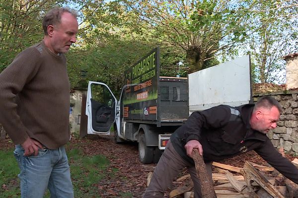 Un paysagiste s'est diversifié dans le bois de chauffage et répond à une demande chaque année plus importante.