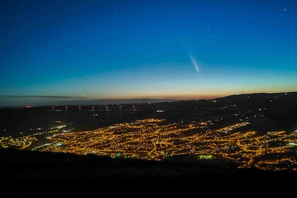 Un jeune photographe amateur aveyronnais a pu capturer la comète Tsuchinshan-Atlas sur les hauteurs de Millau ce dimanche 13 octobre.