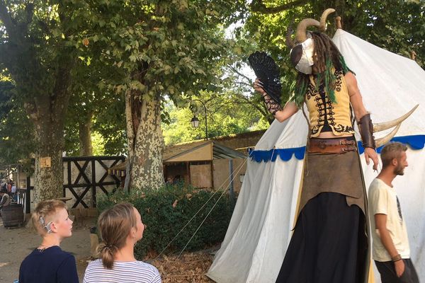 De nombreuses animations sont organisées à Souvigny (Allier) lors de la foire médiévale. 