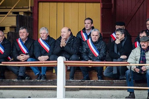 Les maires des environs à la tribune des arènes de Rion des Landes.