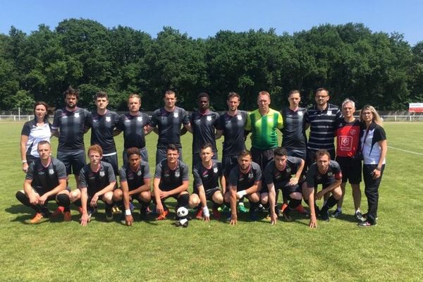 Les joueurs du CSSReims avant la finale de Coupe de France de football sourd / Région parisienne, 19 mai 2018