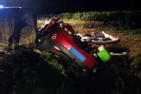 Une voiture fortement endommagée après un accident à Saint-Gilles, dans le Gard - 23 août 2015