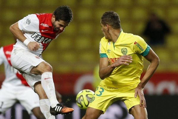 Nantes dominé par une équipe leader du championnat . Ici Yacine Bammou avec l'homme du match Bernardo Silva.