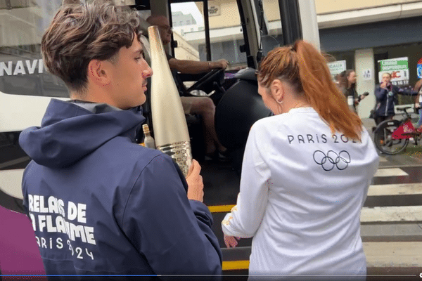 Rachel, présidente de l'association Un chromosome d'amour en plus, vient de courir 200 mètres à Rouen, elle rend sa torche et remonte dans le bus. Tout est chronométré !