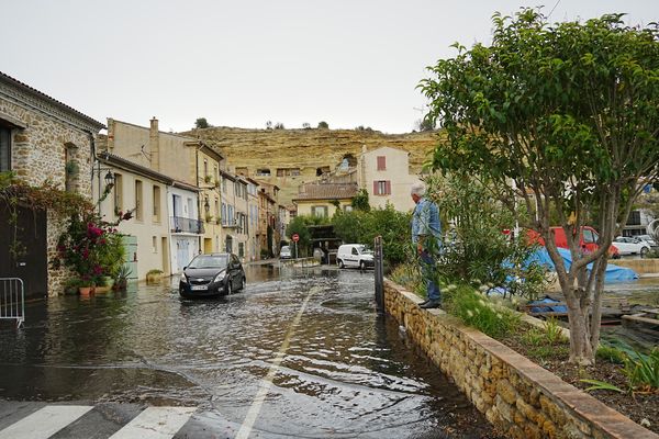 Avec le vent du Sud, le port de Saint-Chamas en Provence dans les Bouches-du-Rhône débore dans les rues de la commune.