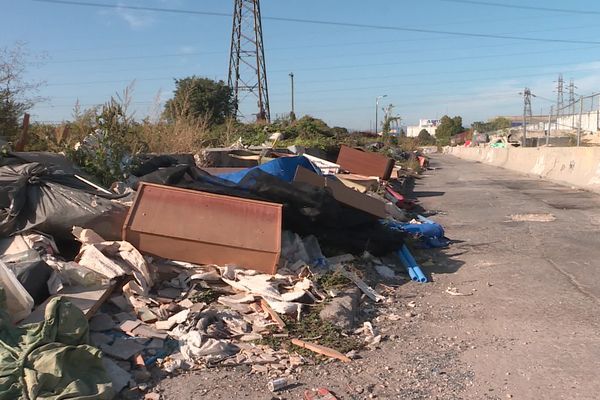 A Gerland, un terrain vague est devenu en quelques mois une décharge sauvage.