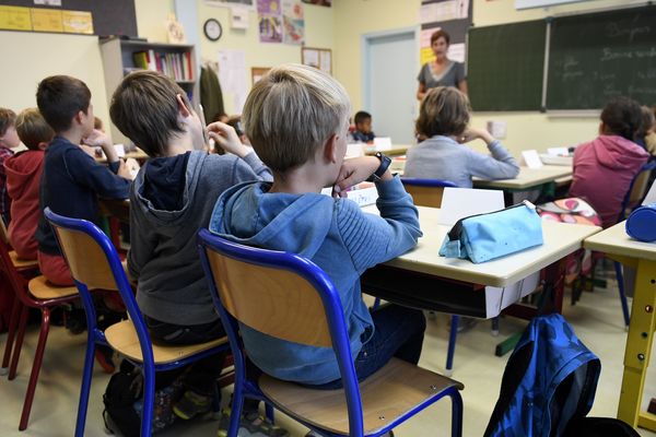 Elèves de primaire dans une salle de classe, en septembre 2017