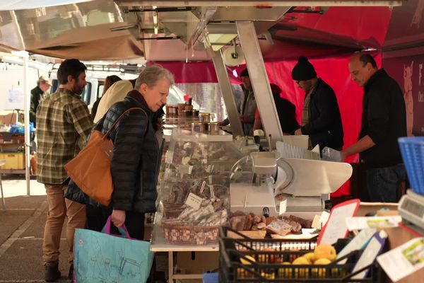 Sur ce marché à Limoges, les clients sont prêts à dépenser un peu plus pour ce weekend de Pâques.