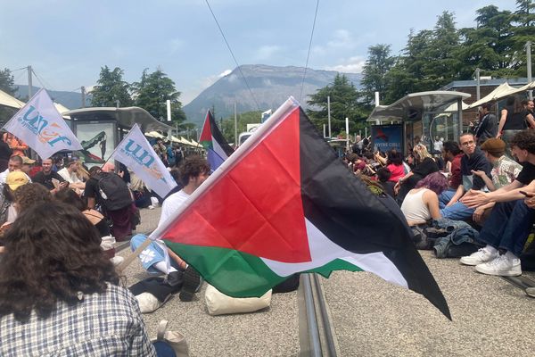 Environ 200 personnes ont bloqué le tramway sur le campus de l'université de Grenoble, le 30 avril 2024, lors d'une manifestation pour demander un cessez-le-feu à Gaza.