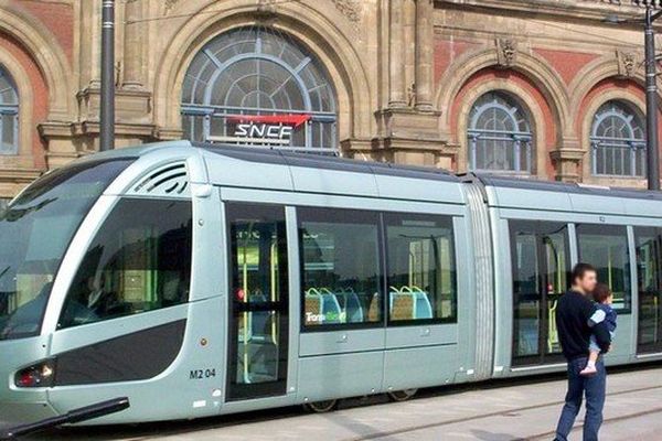 Le tramway devant la gare de valenciennes. Un arrêt qui ne sera plus desservi pendant 8 jours.