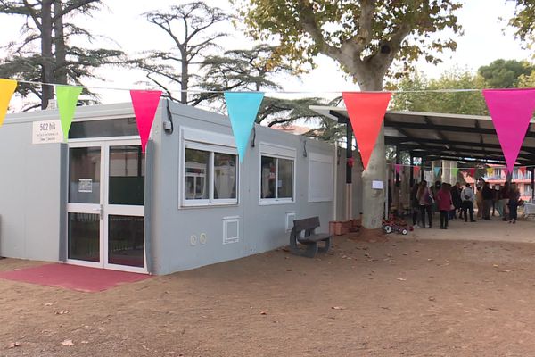 La nouvelle école maternelle Jean Jaurès de Draguignan (Var) a été installée dans l'ancien parc de la gare ferroviaire, au milieu des platanes.