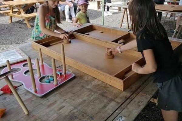 A Artmazia, les enfants redécouvrent les jeux en bois.