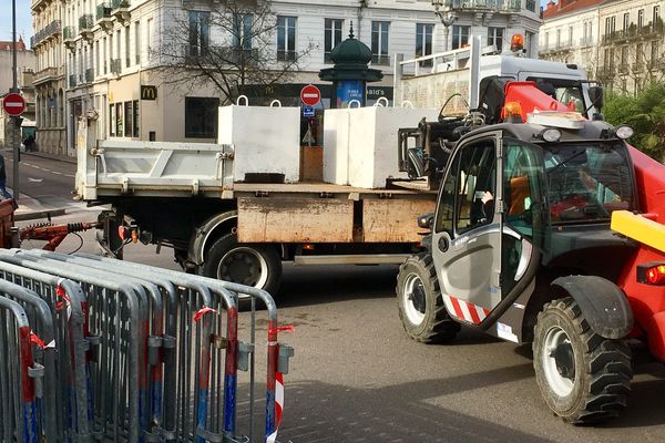 Un des plôts en béton installés à l'entrée de la fête foraine à Chalon-sur-Saône