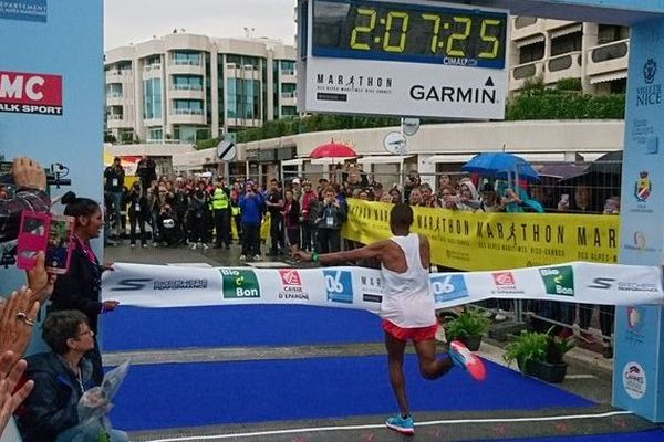 Abrha Milaw a franchi la ligne d'arrivée le premier ce dimanche, en un temps record.