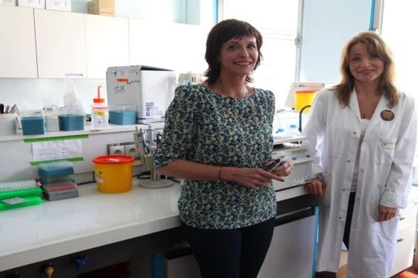 Le professeur Frédérique PENAULT-LLORCA et le docteur Nina ROBIN, les deux chercheurs de l'équipe clermontoise, de retour de Washington. Elles viennent de participer au prestigieux congrès de l'American Association for Cancer Research. Devant 18 000 chercheurs et médecins du monde entier, elles ont présenté leur traitement unique au monde. 