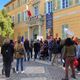 Le cortège d'une centaine de personnes a défilé dans les rues de Fréjus jusque devant le parvis de la mairie, afin d'interpeler le maire de la ville.